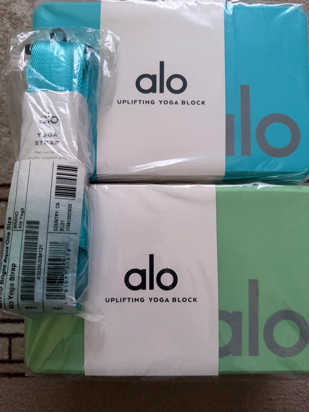 Alo Yoga Uplifting Yoga Blocks and Strap