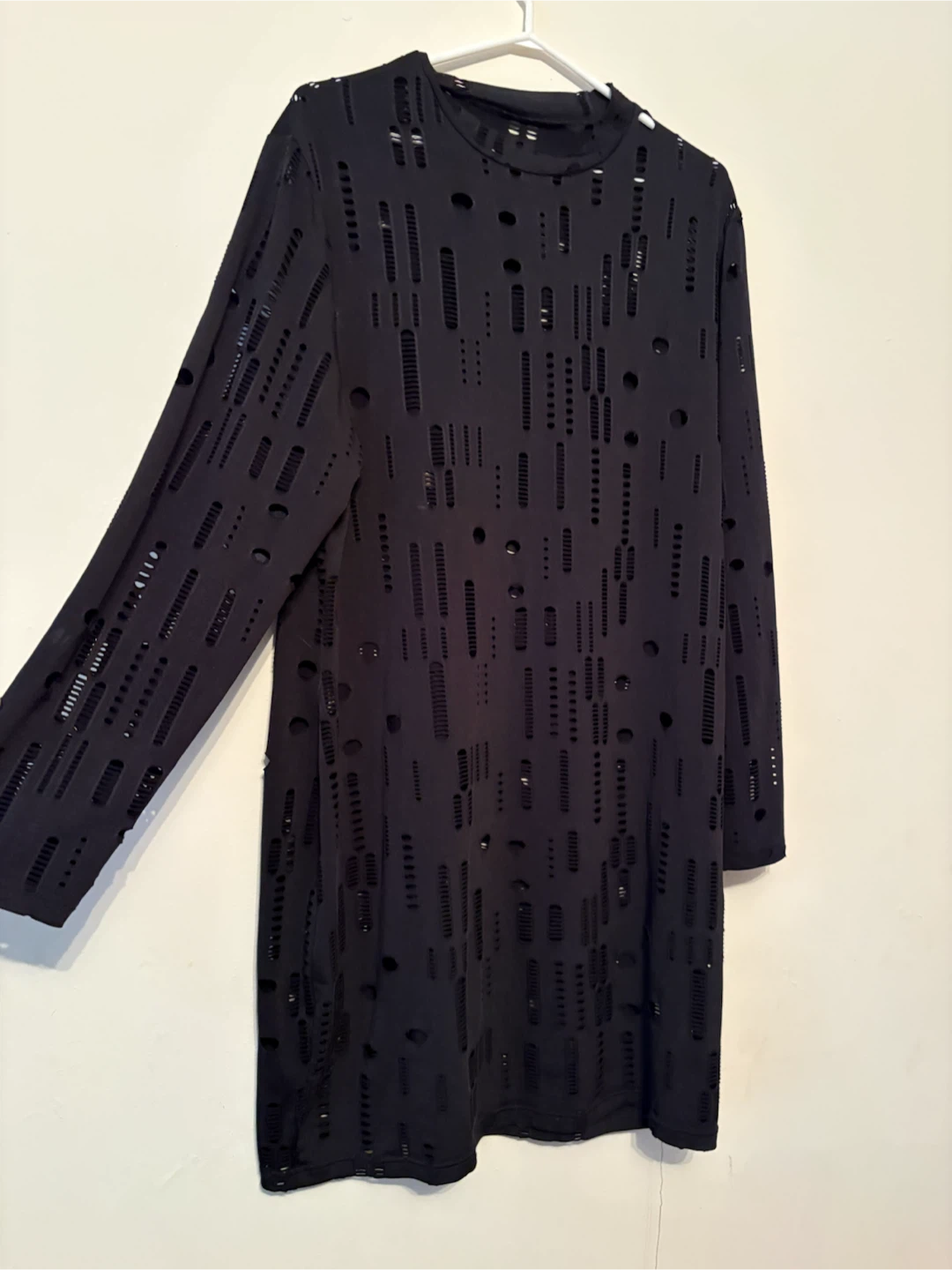 Plus size Black laser-cut long sleeve tunic 🏈