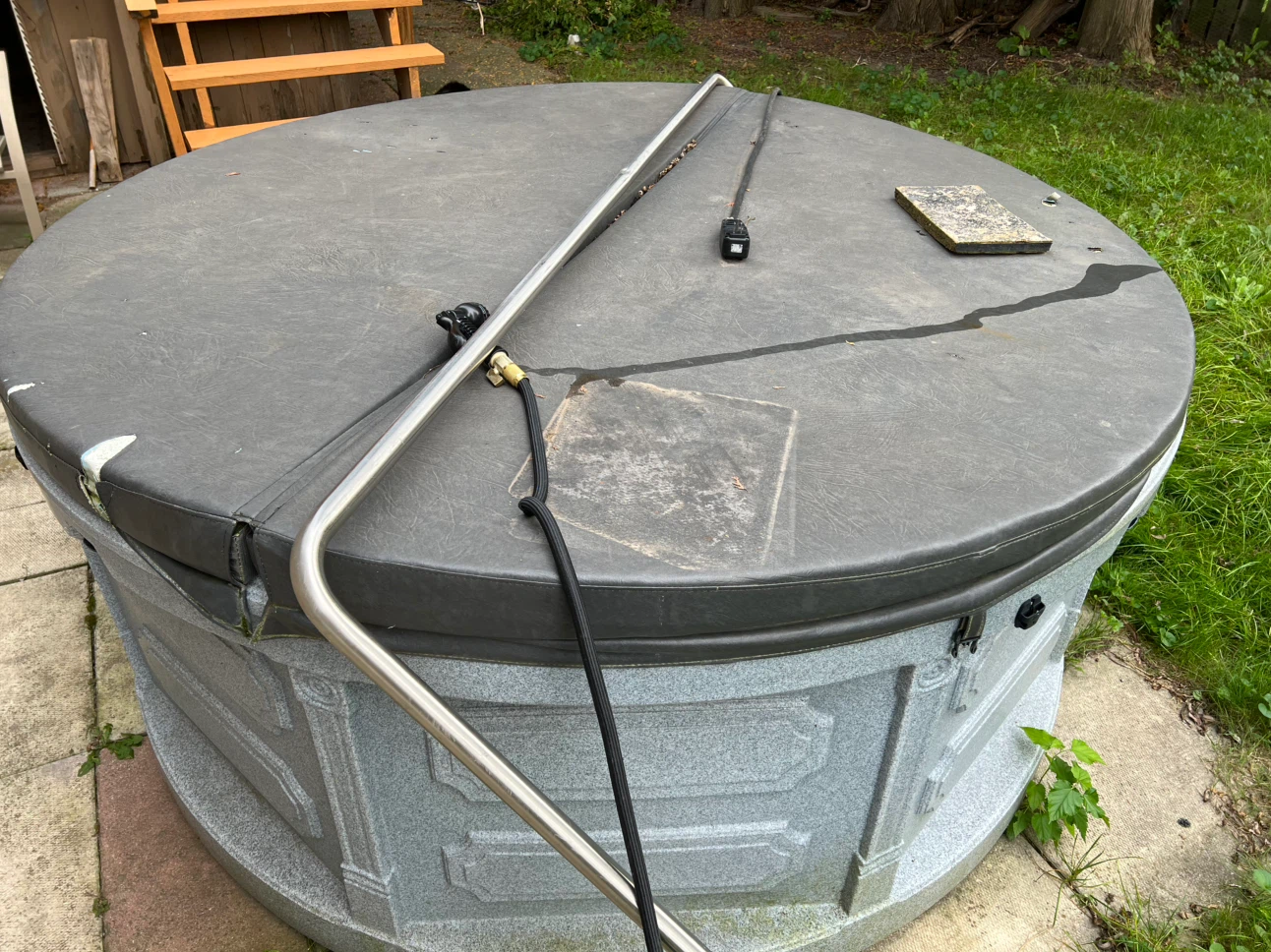 Round Hot Tub with Cover