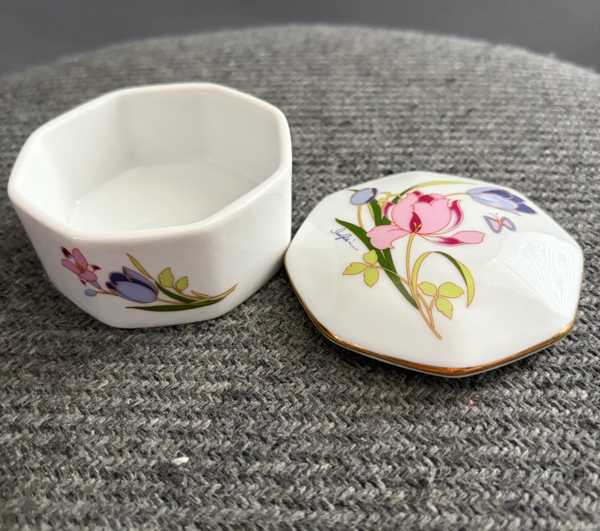 🏈  Floral Porcelain Trinket Box