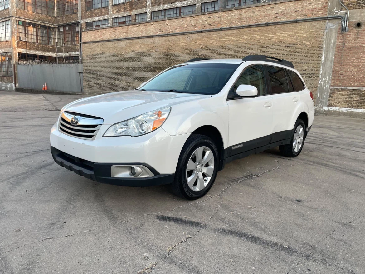 2012 Subaru Outback White con 148 mil millas