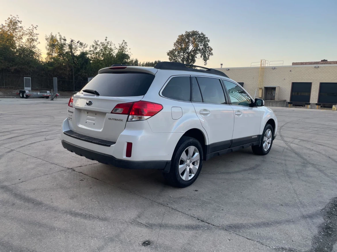 2012 Subaru Outback White con 148 mil millas - photo 4