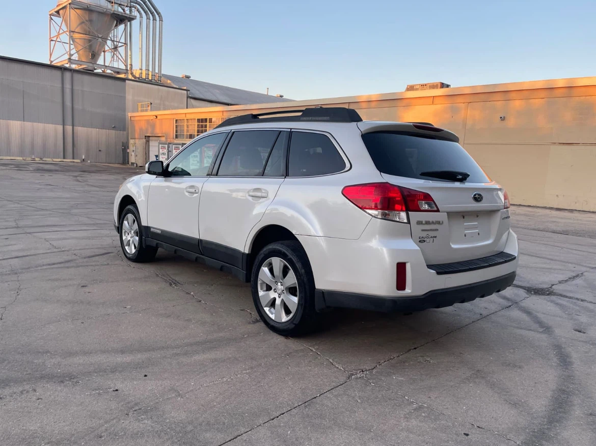 2012 Subaru Outback White con 148 mil millas - photo 5