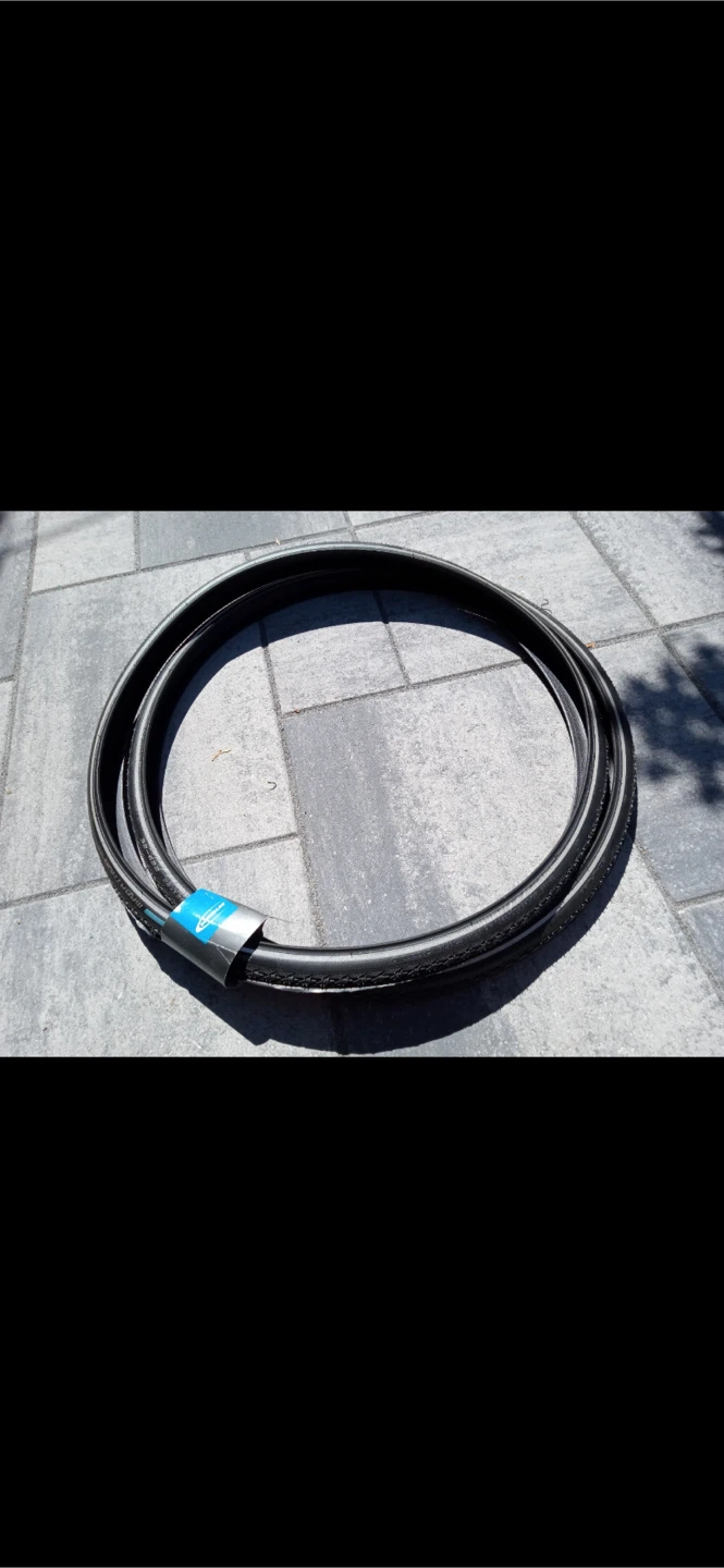 700x32c 28x1.25 Schwalbe Marathon Tires (1)