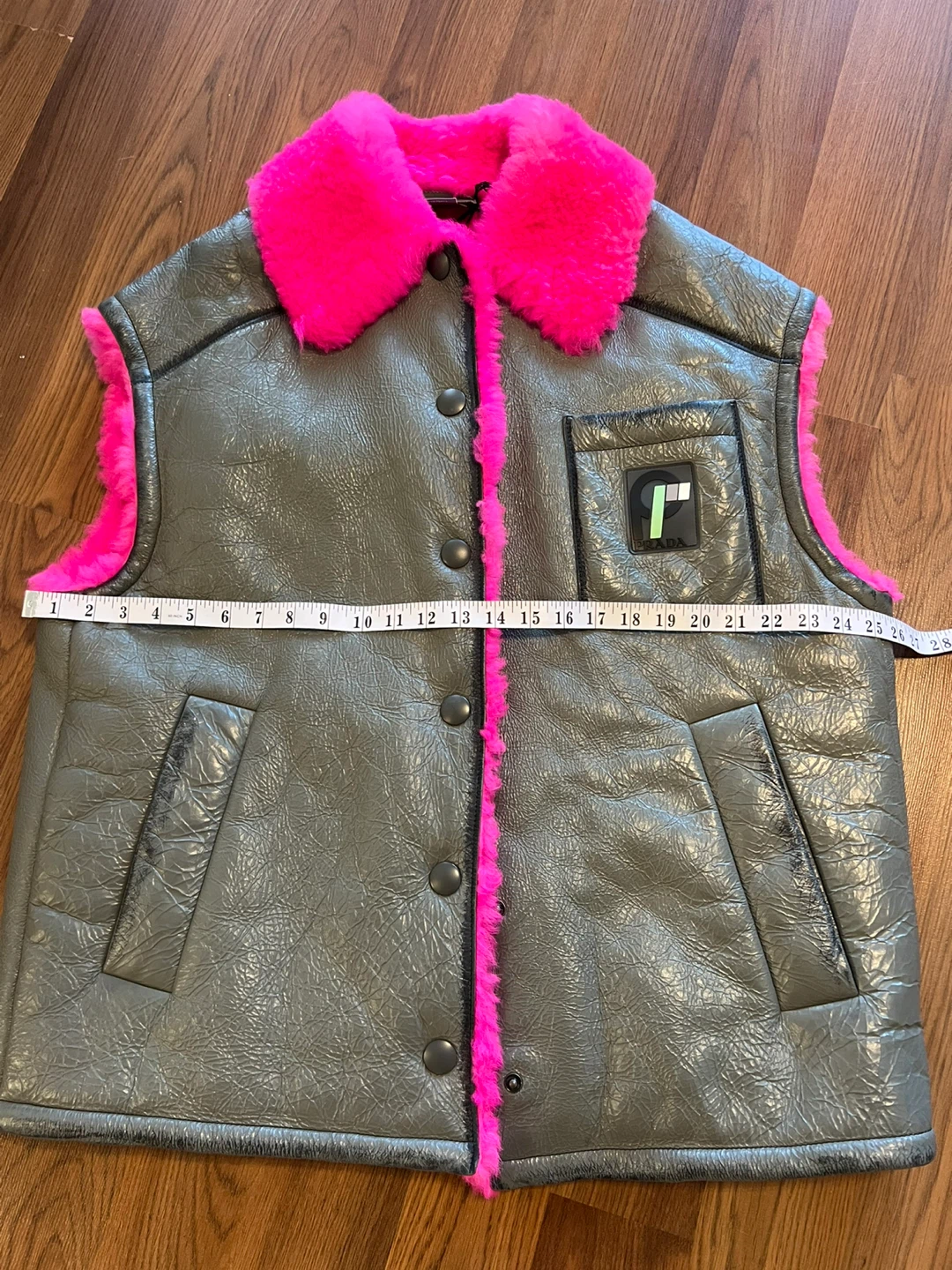 Authentic NWT PRADA Gray Leather Vest w Pink Shearling  Interior - photo 4
