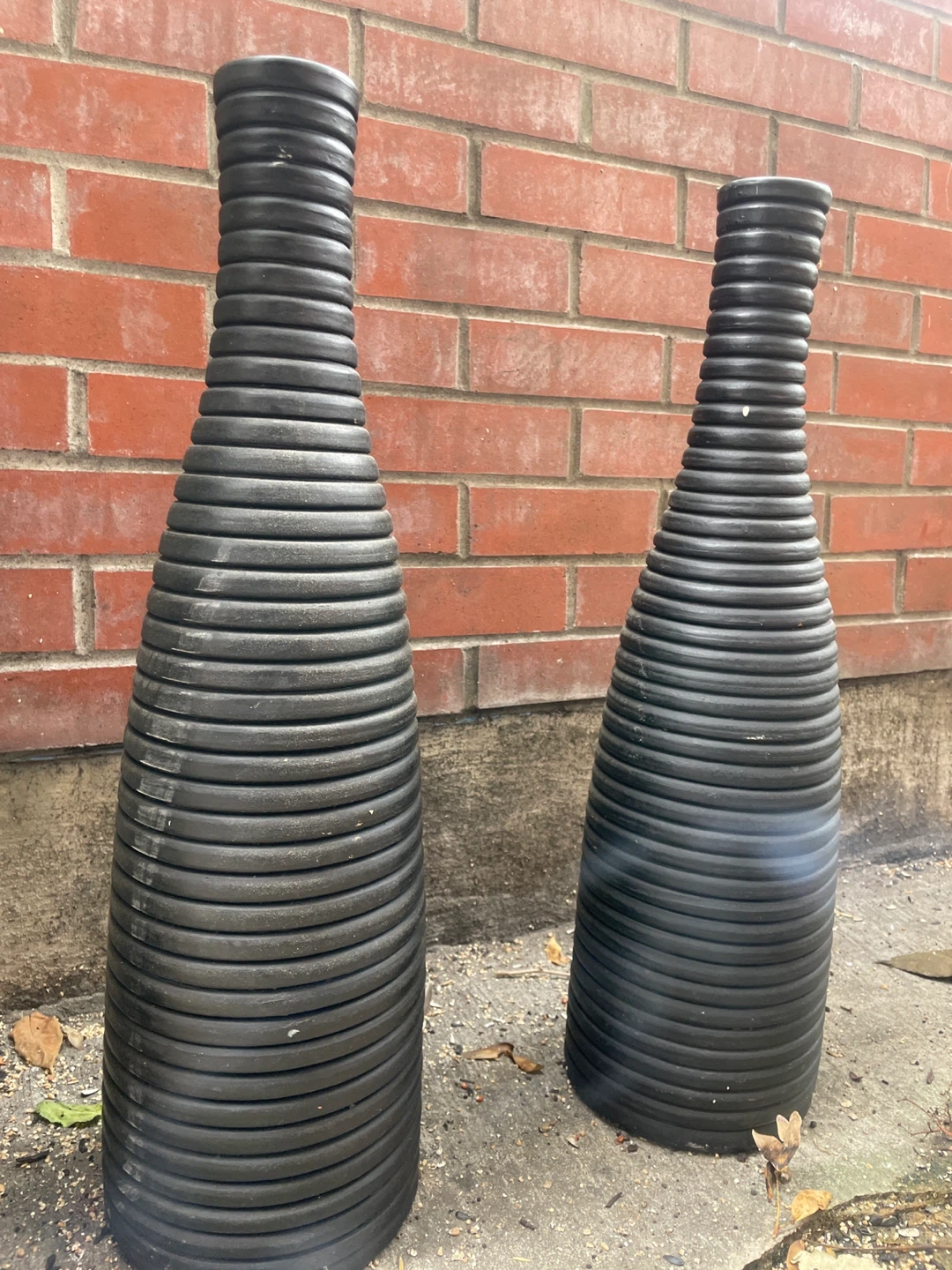 Set of Two Ribbed Black Decorative Vases - photo 4