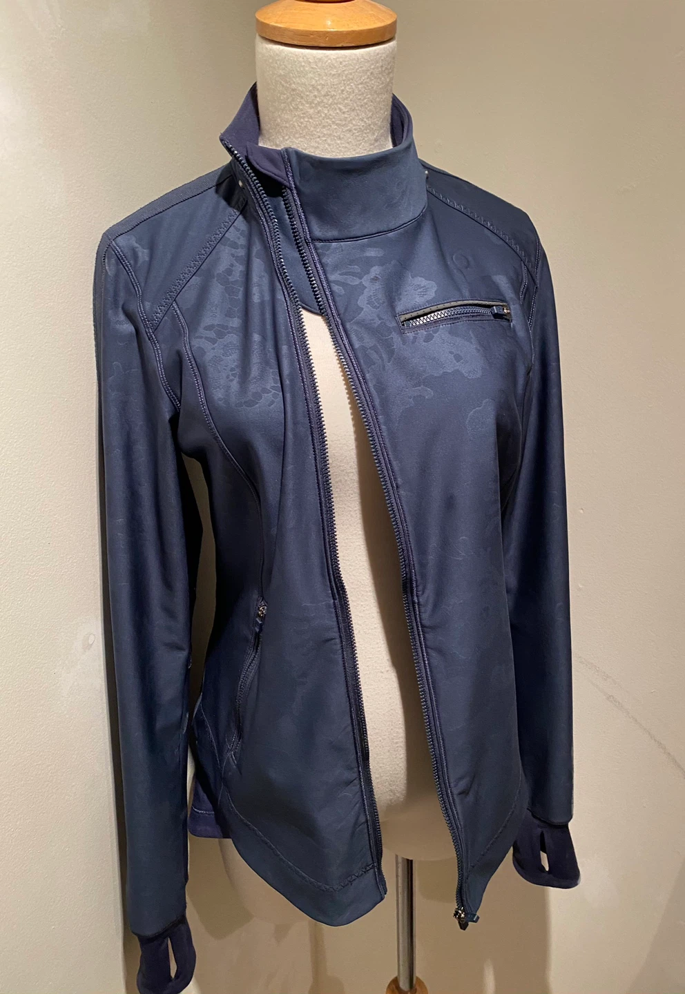 ⭐️NEW lululemon navy blue patterned jacket with removable hood - photo 4
