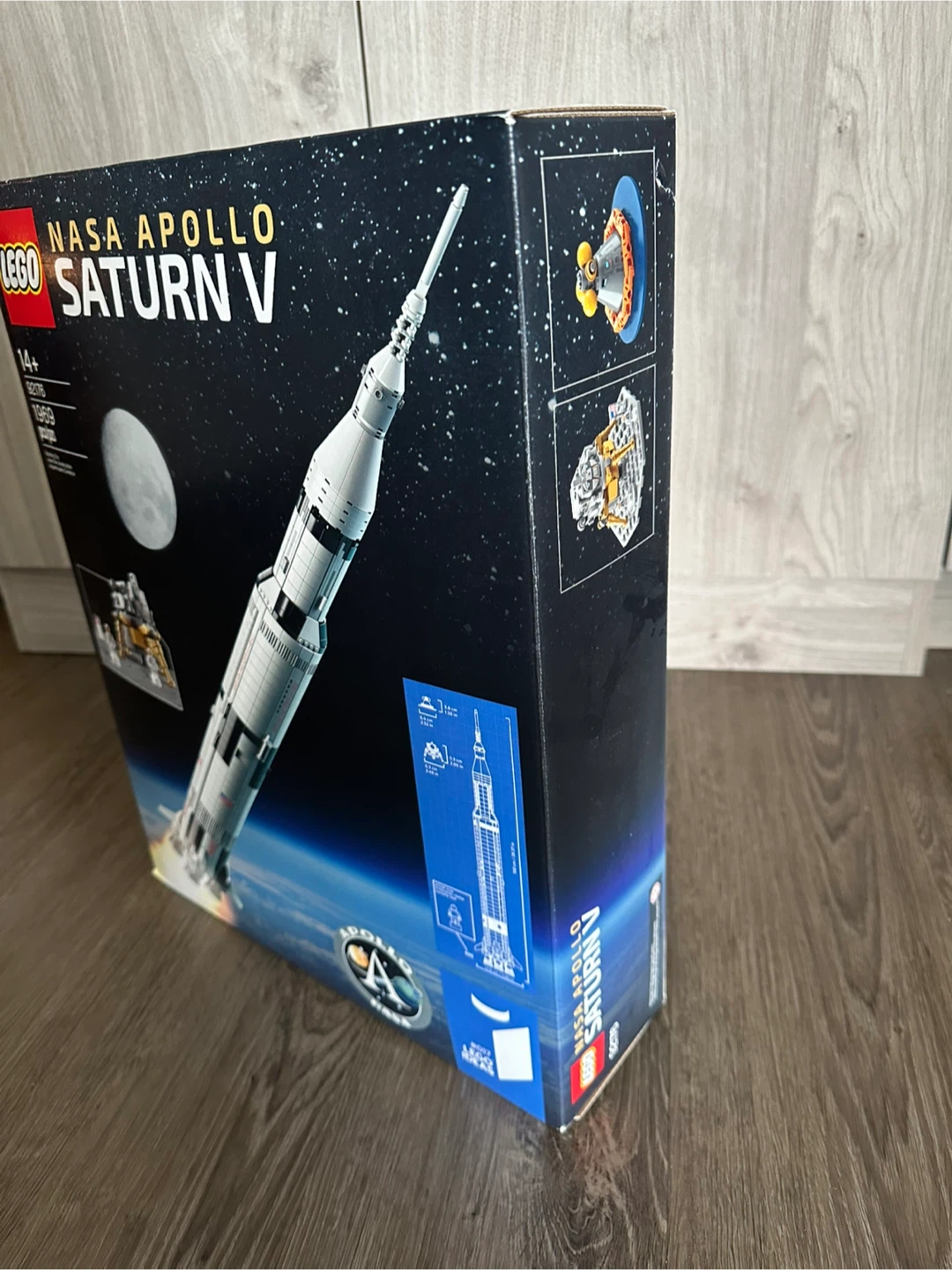 Brand NEW - LEGO NASA Apollo Saturn V 92176 - photo 3