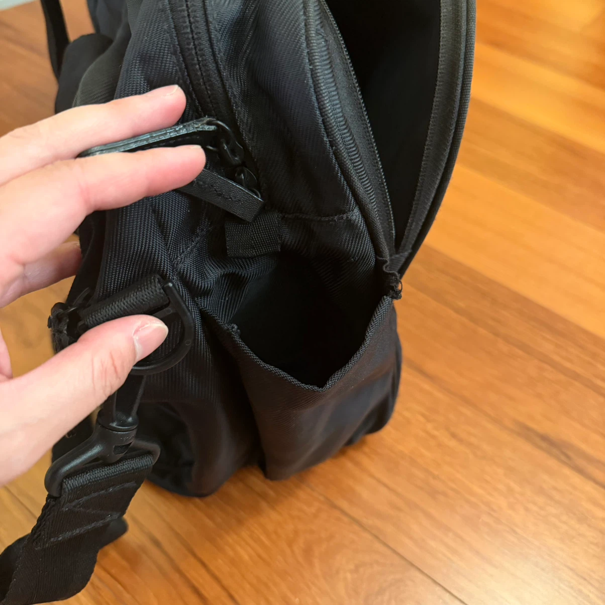 Uniqlo Black Crossbody Bag 🏈 - photo 5