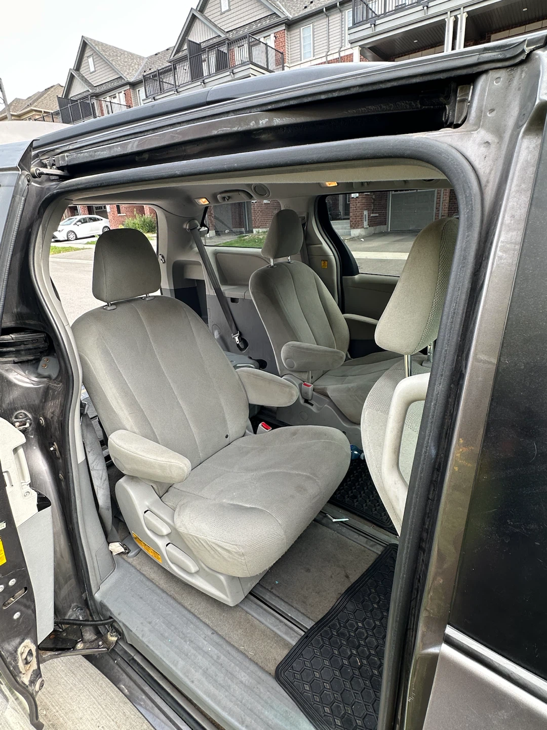 2013 Toyota Sienna Minivan - photo 2