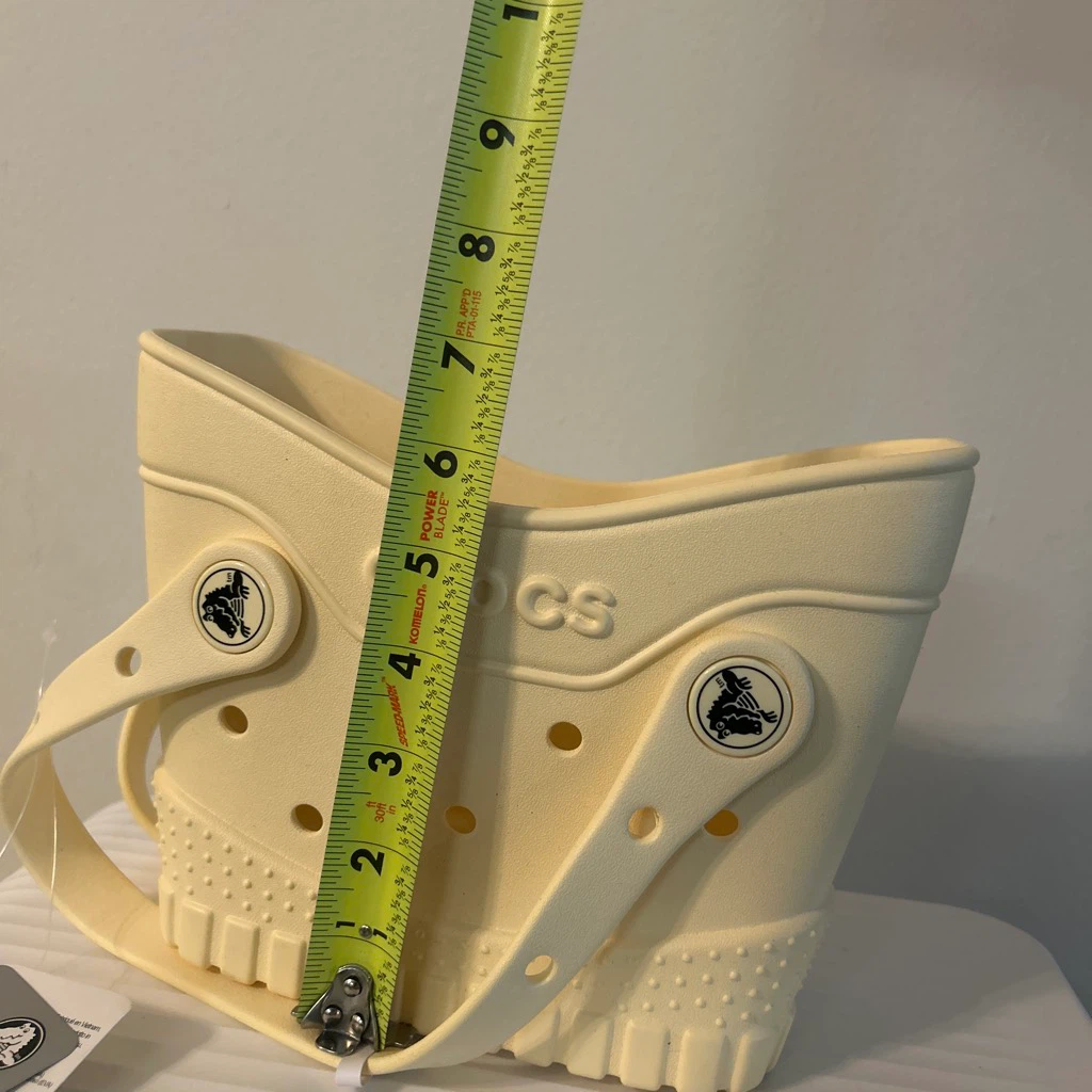 Crocs yellow handbag and 16oz skinny 🏈tumbler set - photo 3