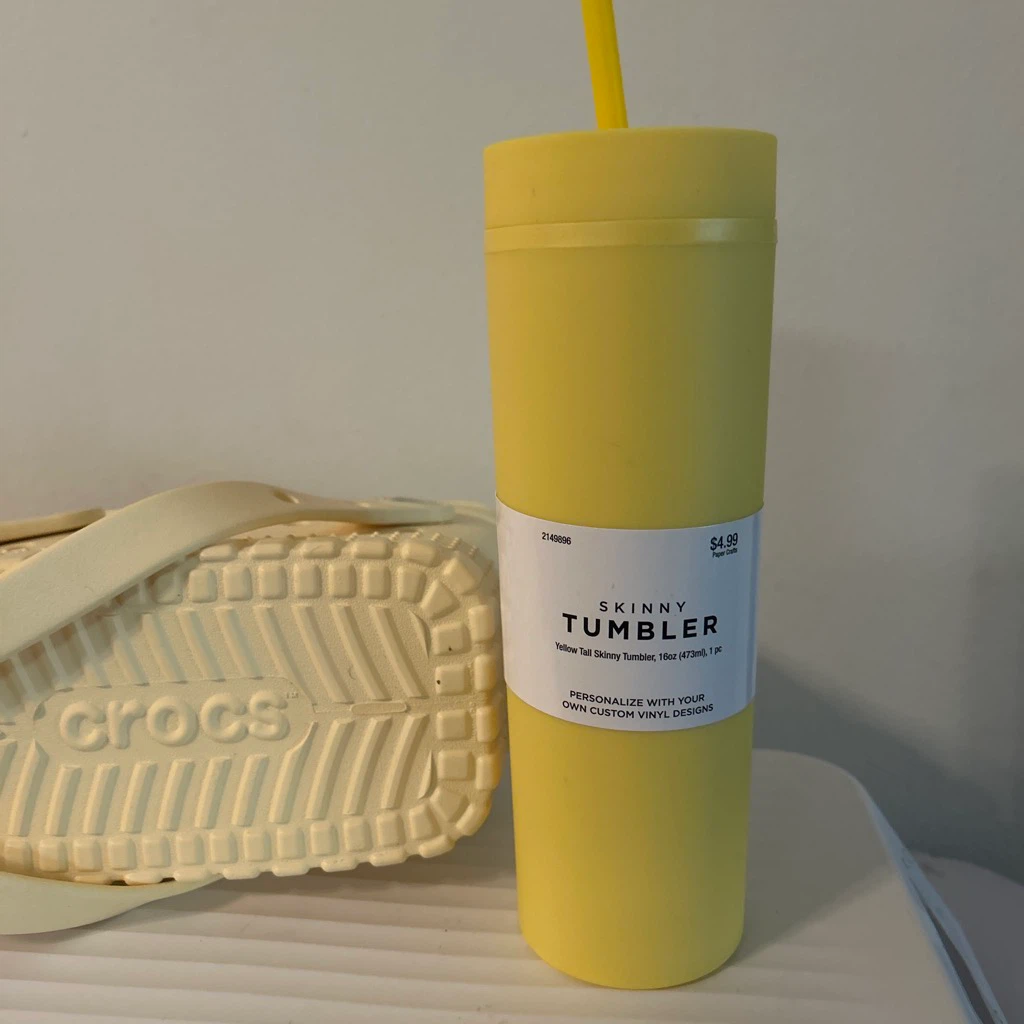 Crocs yellow handbag and 16oz skinny 🏈tumbler set - photo 5