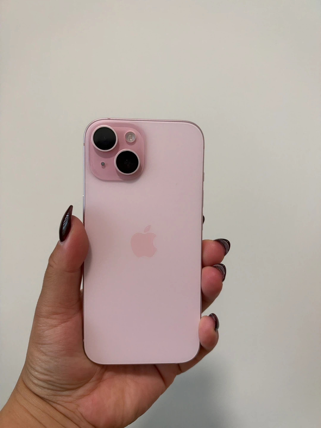 Pink Apple iPhone 15 - photo 3