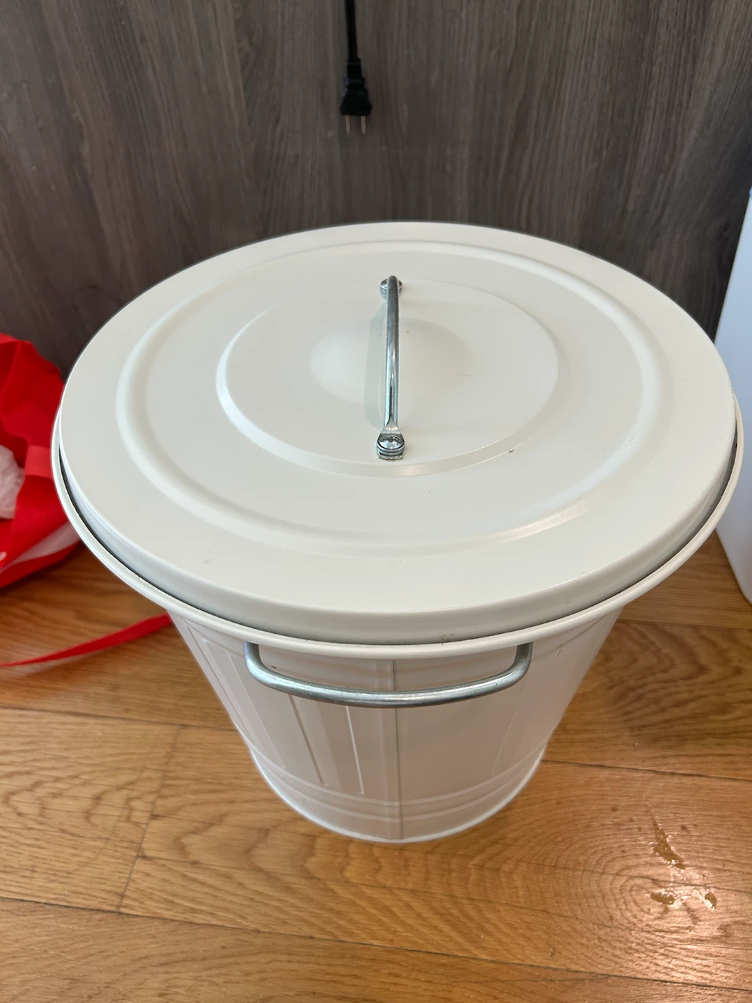 Metal trash bin
