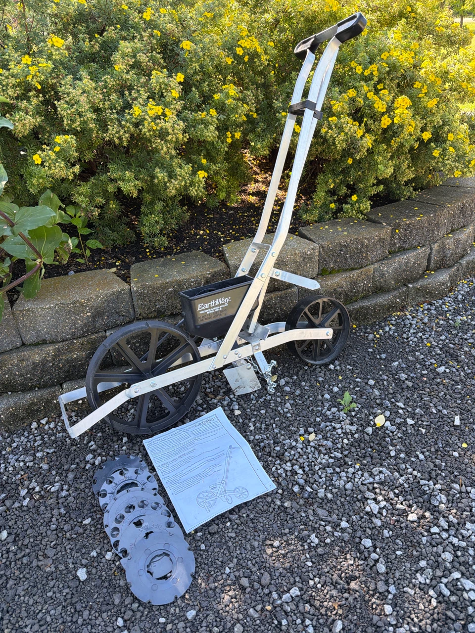 🏈 EarthWay 1001-B Precision Garden Seeder