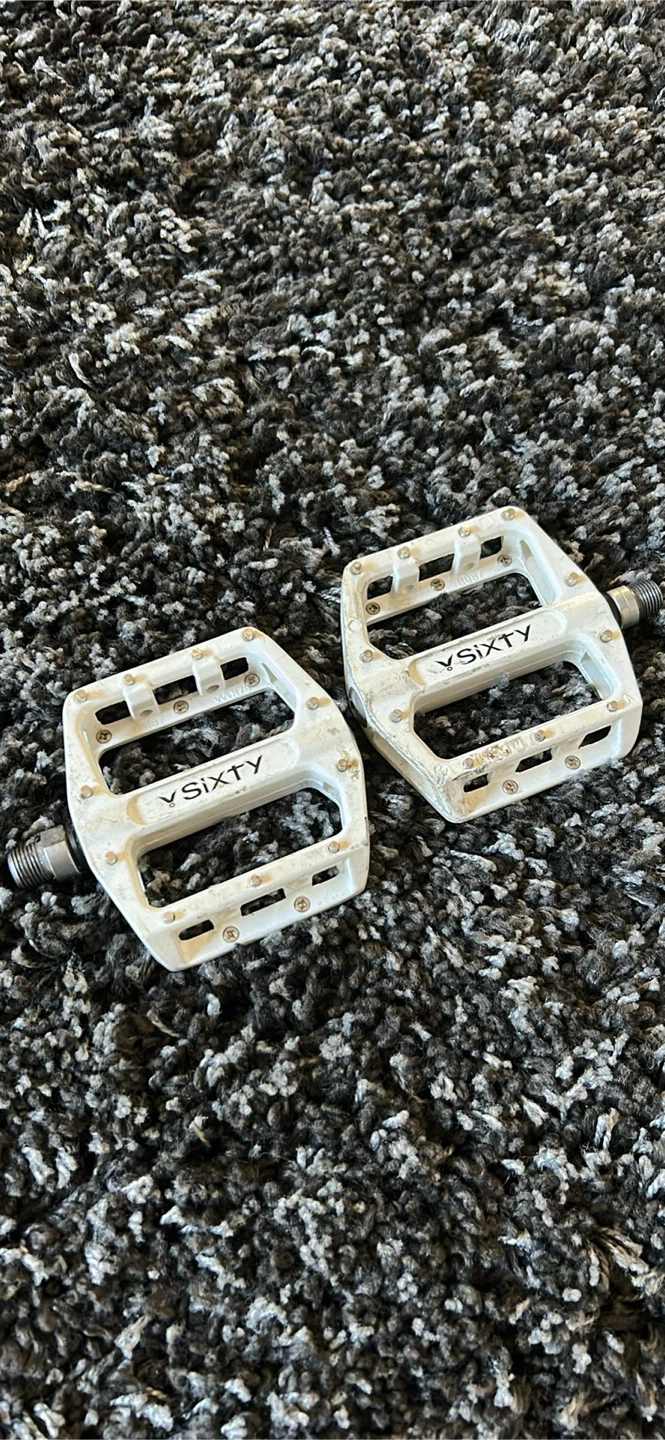 white V-Sixty B-87 Sealed Bearing Pedal,