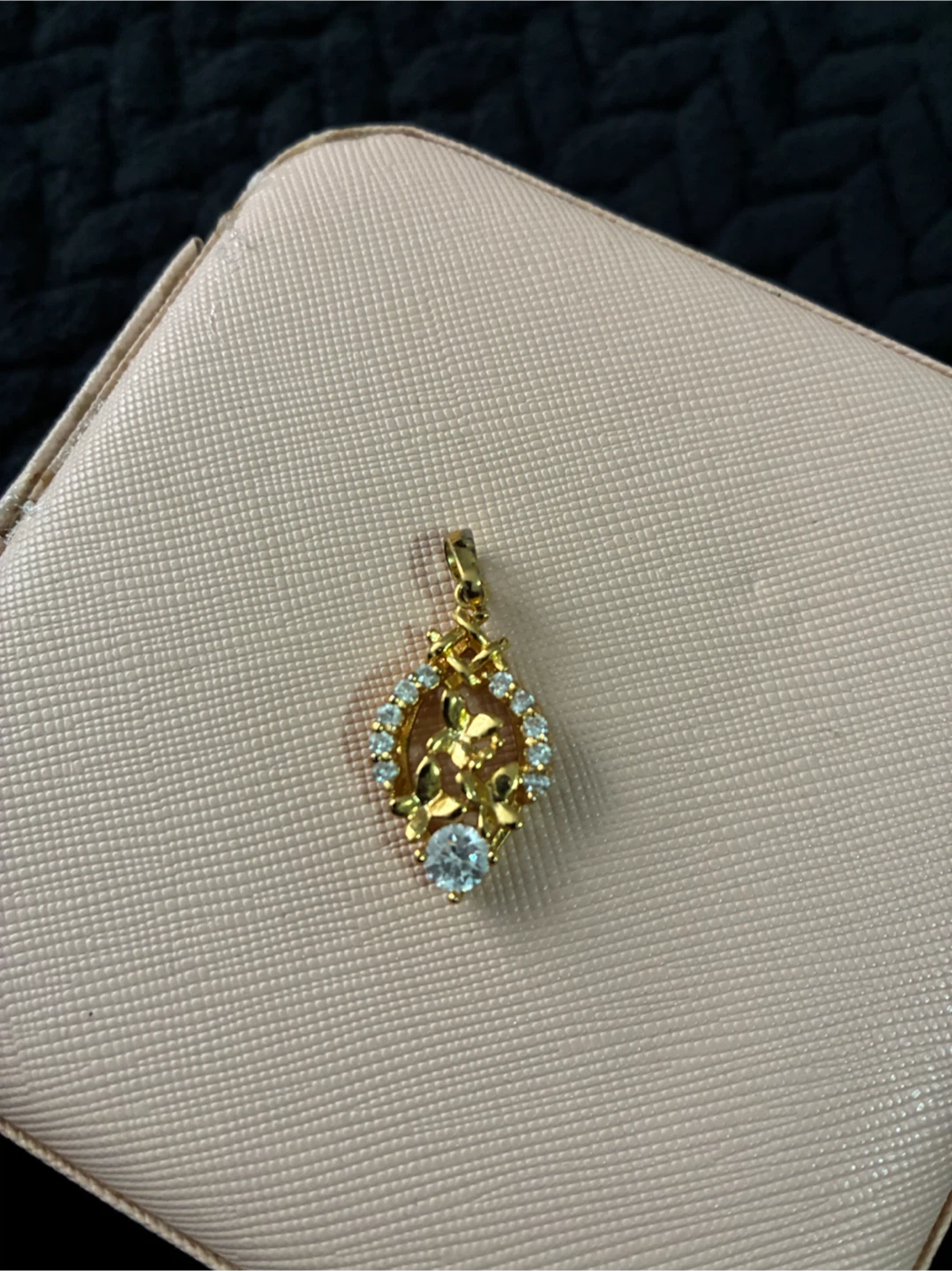 Gold-tone floral pendant with crystals - photo 3