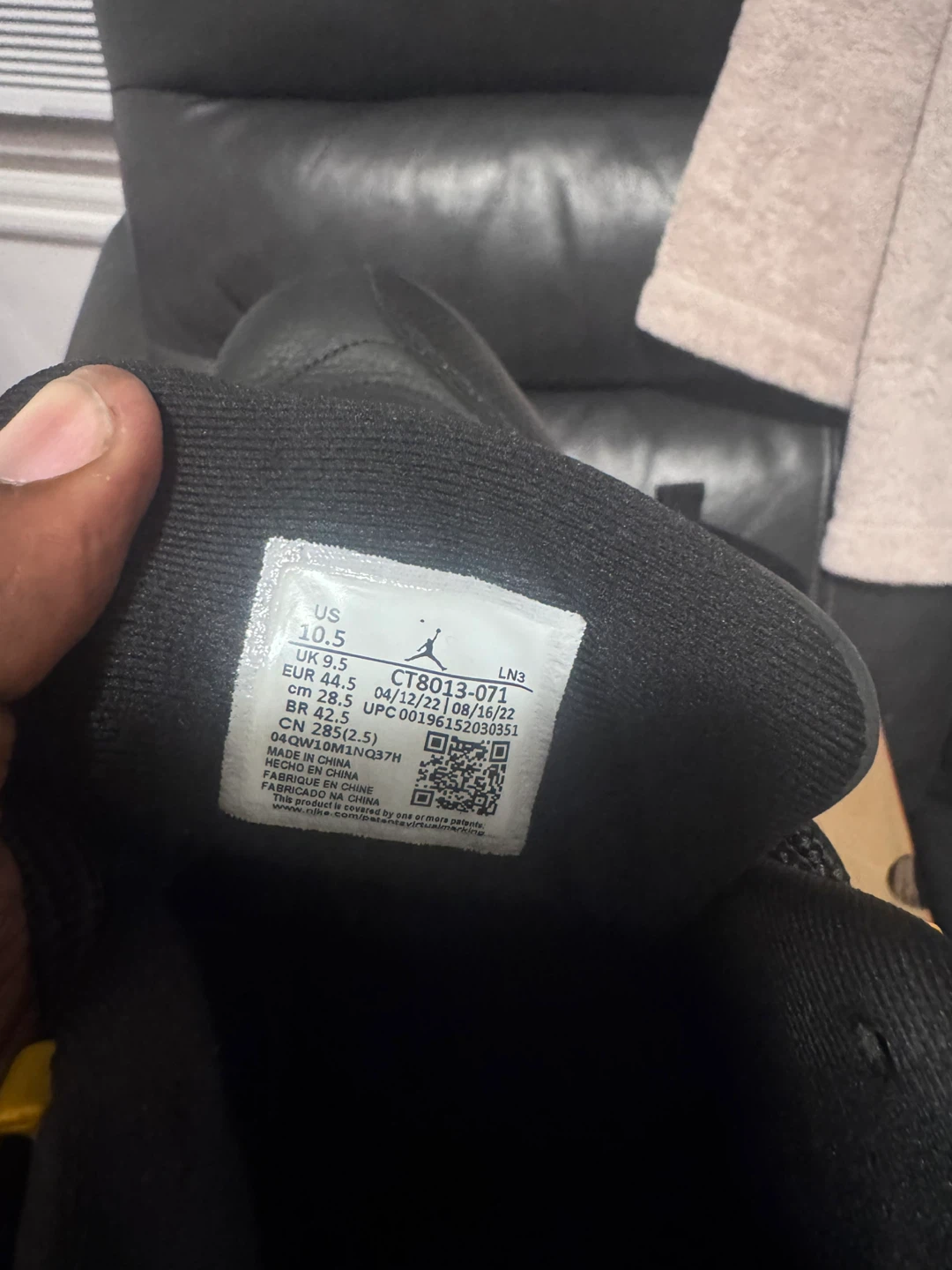 Nike Air Jordan 12 Retro Black Yellow Size 10.5 - photo 3