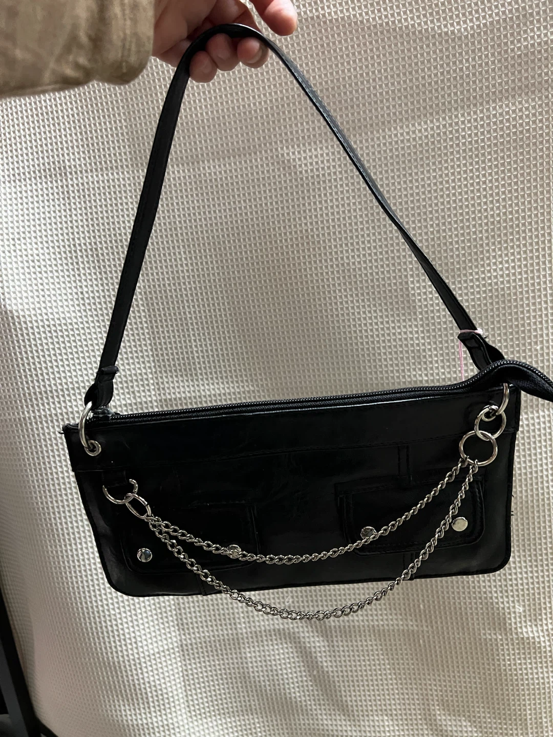 🏈 Black shoulder bag with chain detail