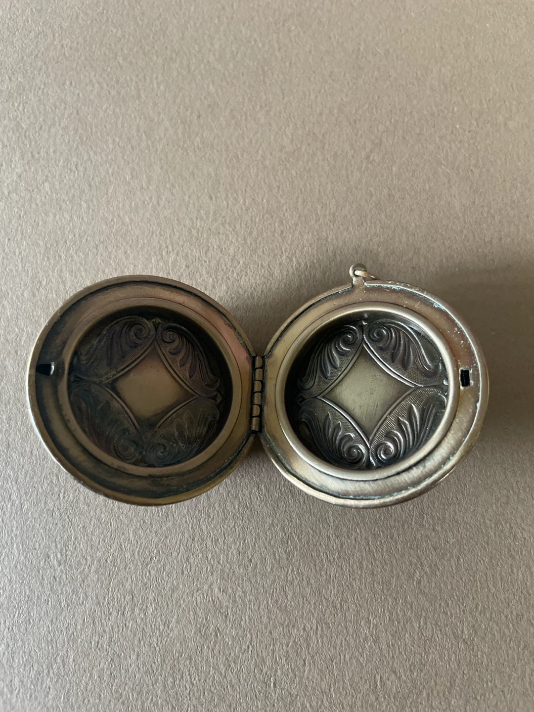 Vintage Art Nouveau Style Round Locket - photo 2