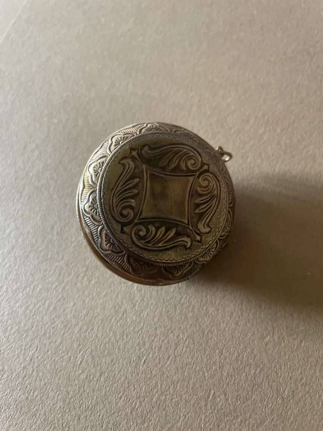 Vintage Art Nouveau Style Round Locket - photo 3