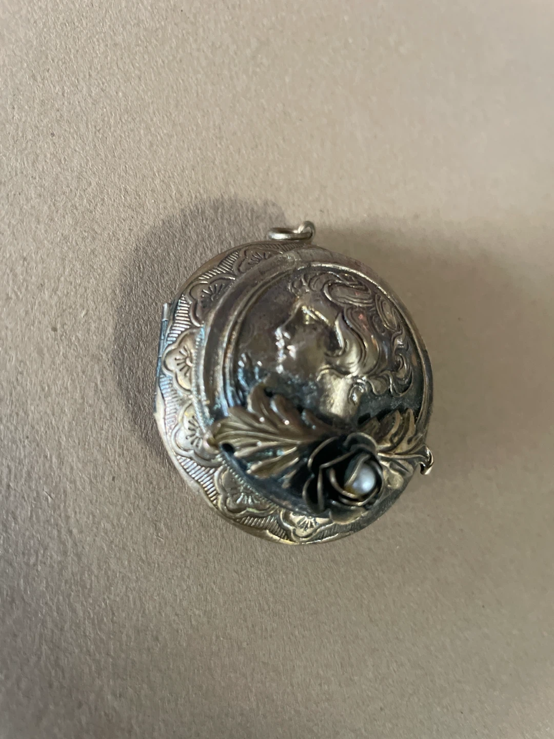 Vintage Art Nouveau Style Round Locket - photo 4