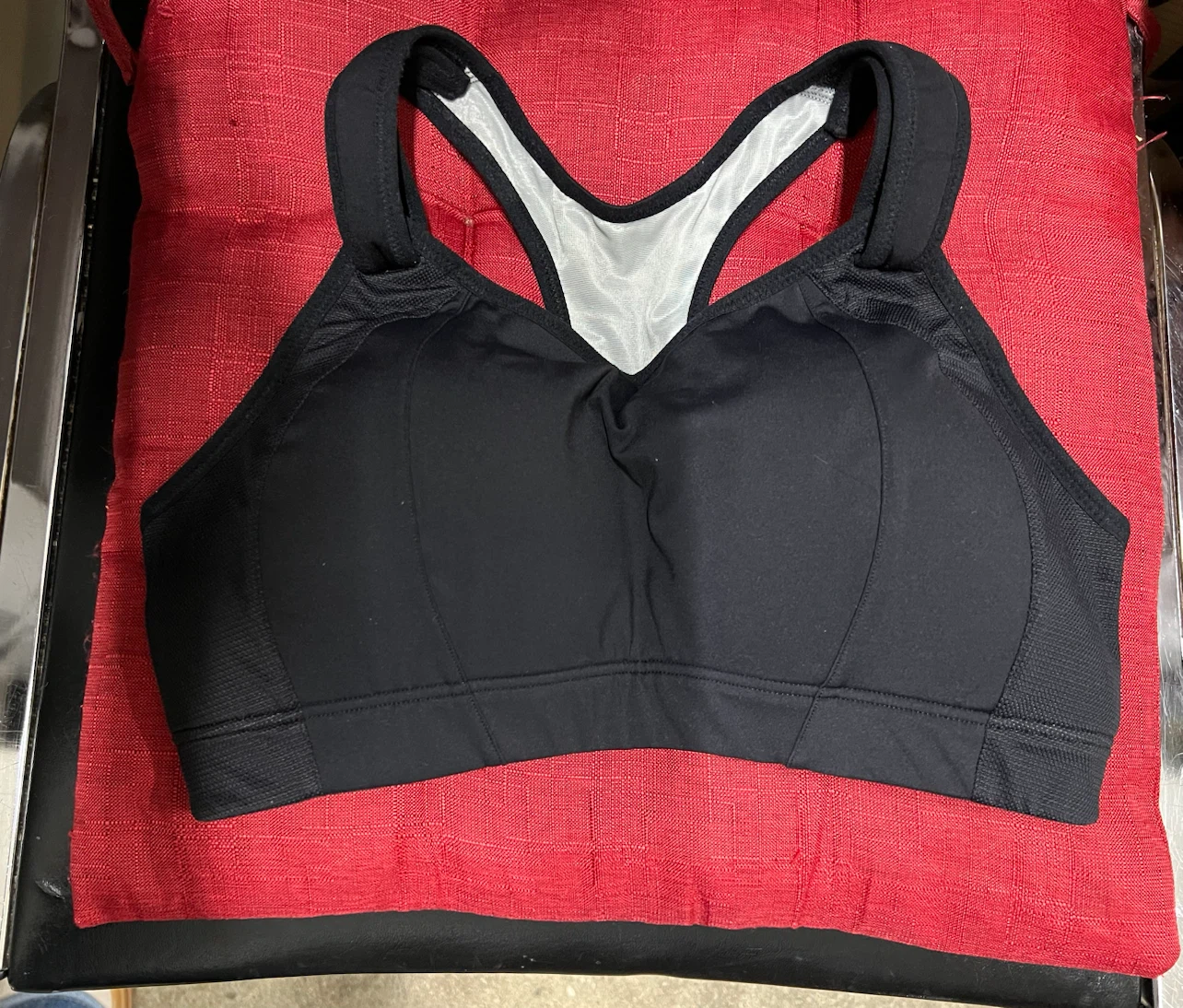 🏈 Black sports bra