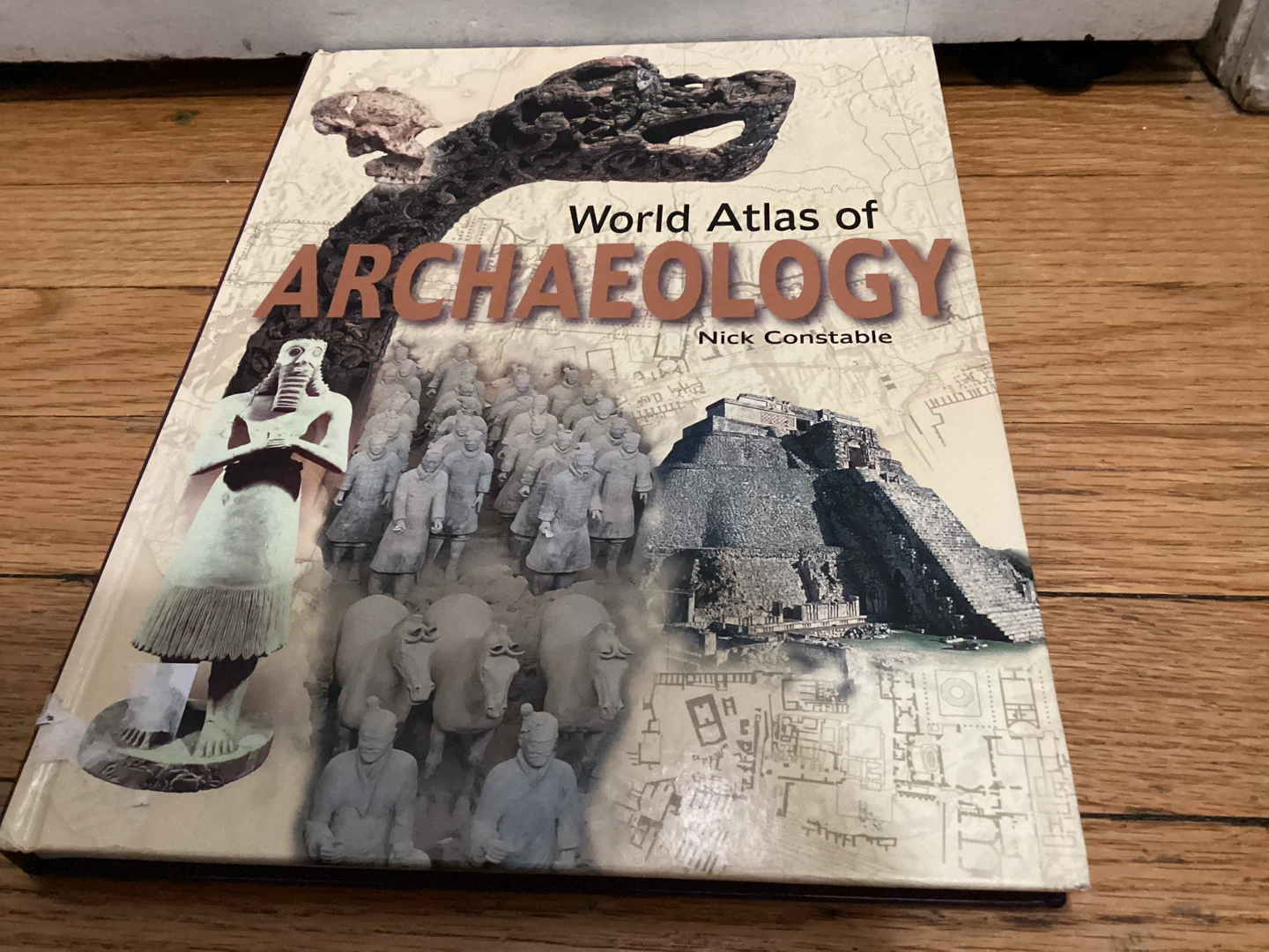 🏈 World Atlas of Archaeology by Nick Constable