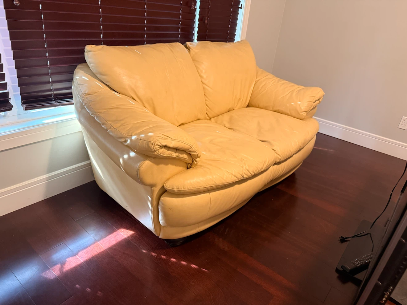 Cream Leather Loveseat - photo 5