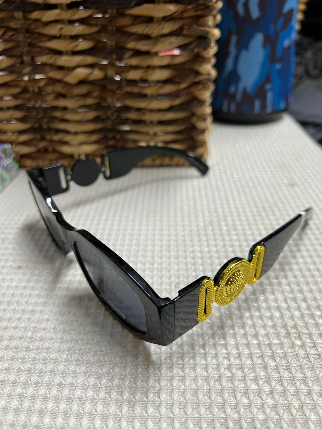 🏈 Black rectangular sunglasses with gold-tone accents - photo 2