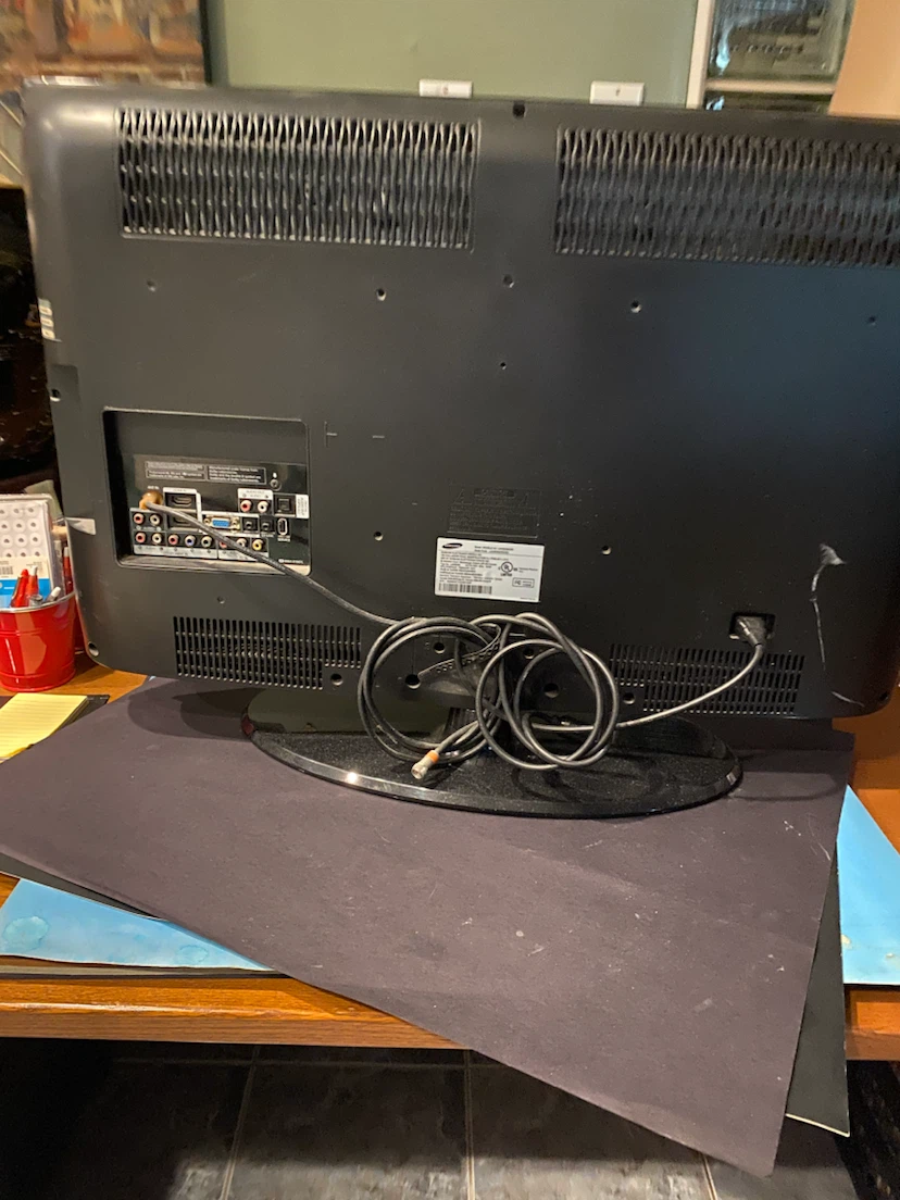 Samsung LCD Television - photo 2