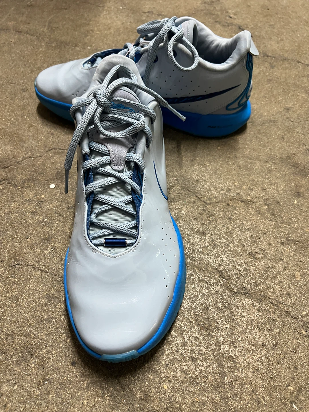🏈 Nike Basketball Shoes Light Grey and Blue