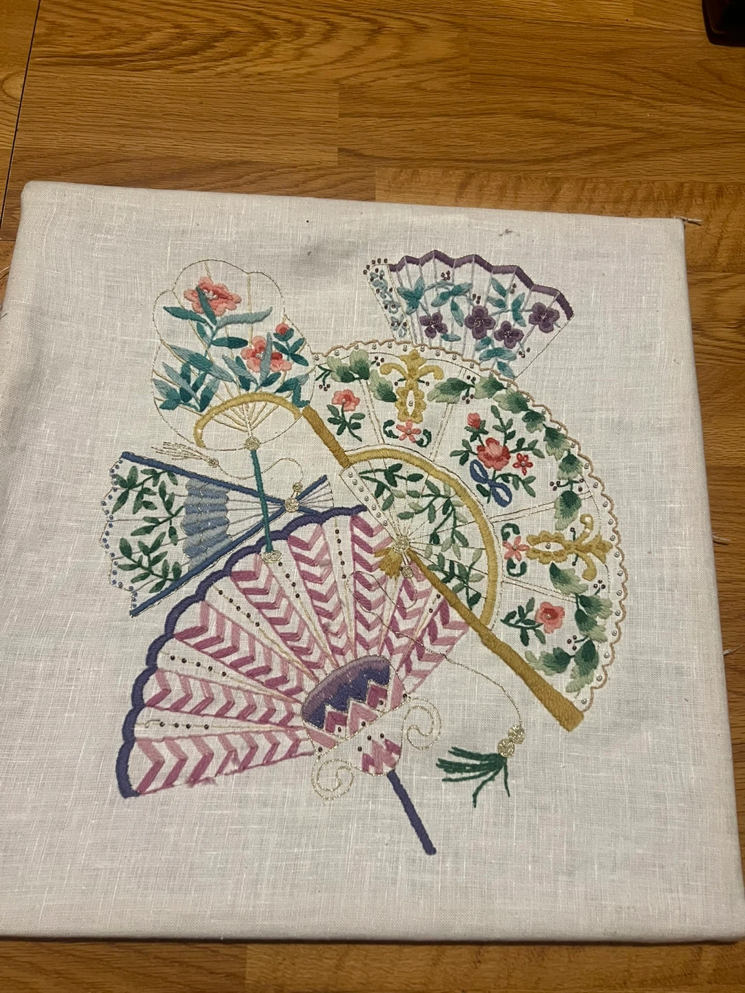 Vintage Hand-Embroidered Fan Tapestry 🏈 - photo 2
