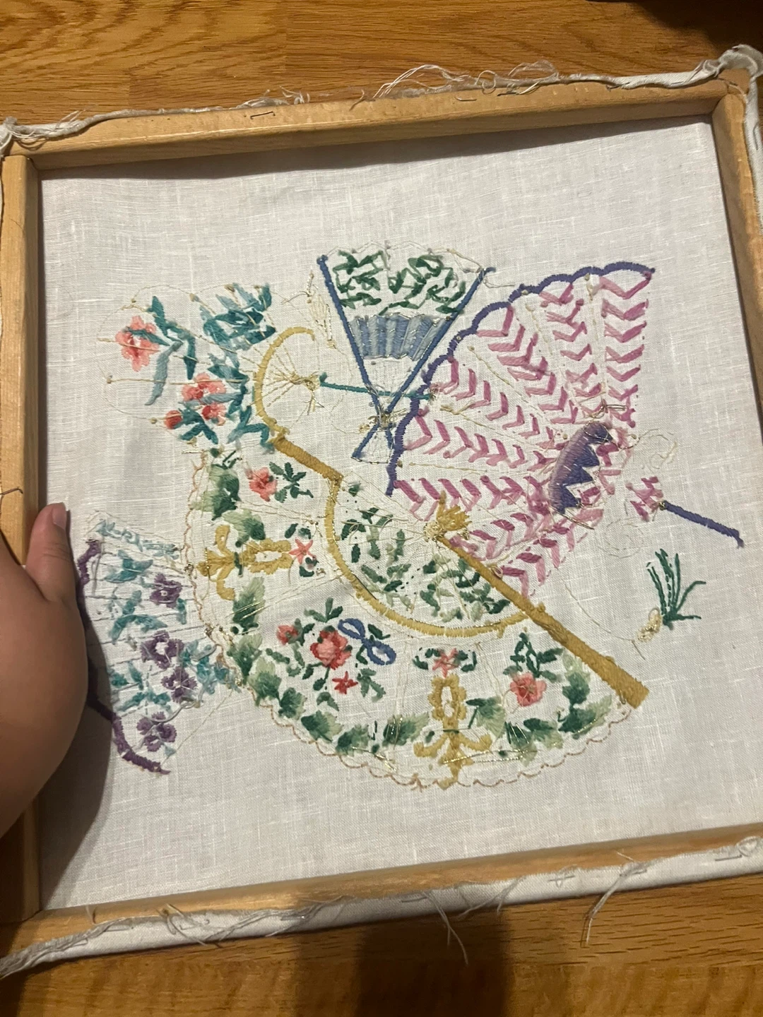 Vintage Hand-Embroidered Fan Tapestry 🏈 - photo 3