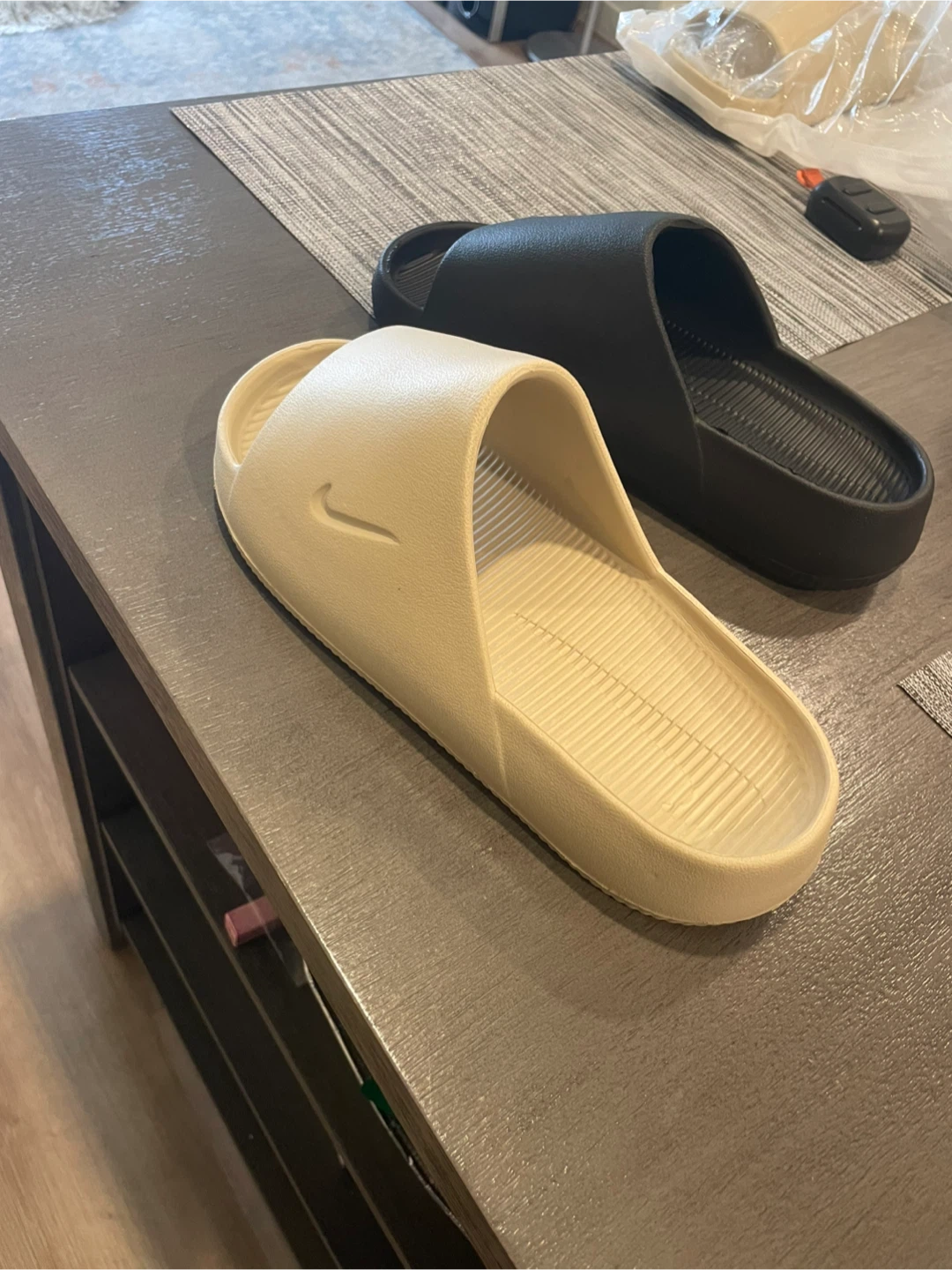 Women’s Nike calm slippers Black & Cream