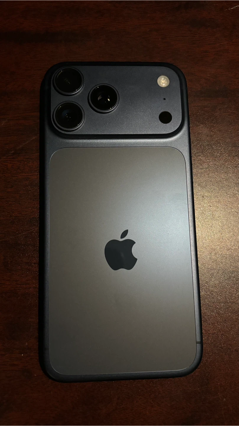 Flawless iPhone 17 Pro Max with original box