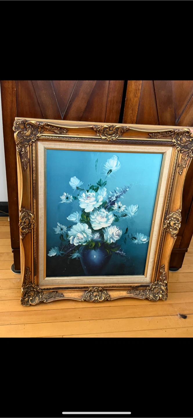 Floral Oil Painting with Ornate Gold Frame 🏈