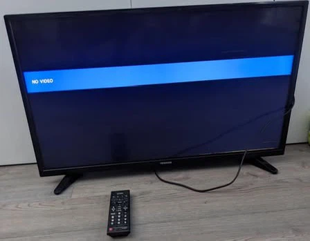 Toshiba 32" LED TV (Works, but has screen lines) - photo 2