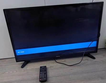 Toshiba 32" LED TV (Works, but has screen lines) - photo 3