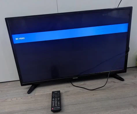 Toshiba 32" LED TV (Works, but has screen lines) - photo 4