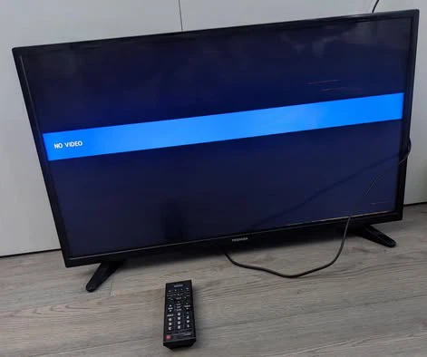 Toshiba 32" LED TV (Works, but has screen lines) - photo 5
