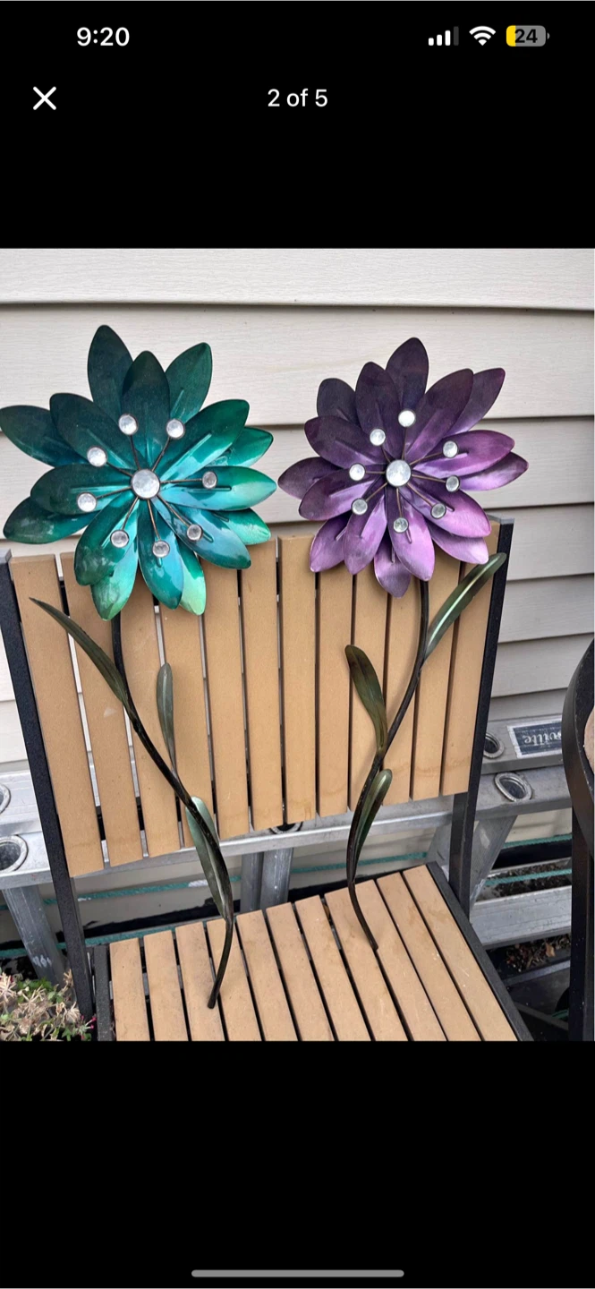 Set of 2 Metal Flower Garden Stakes and can be hanged 🏈