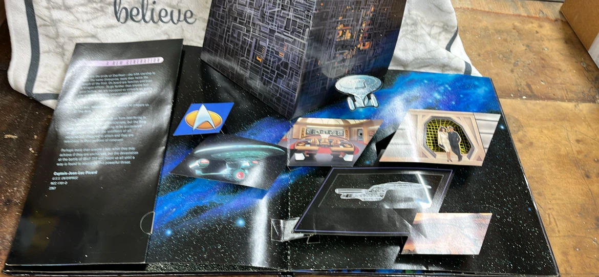 Star Trek A Three-Dimensional Album - photo 3