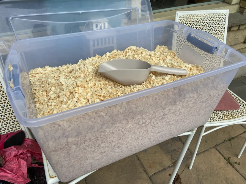 🏈 Lg Amt Wood Shavings for Pet Bedding -container NOT incl