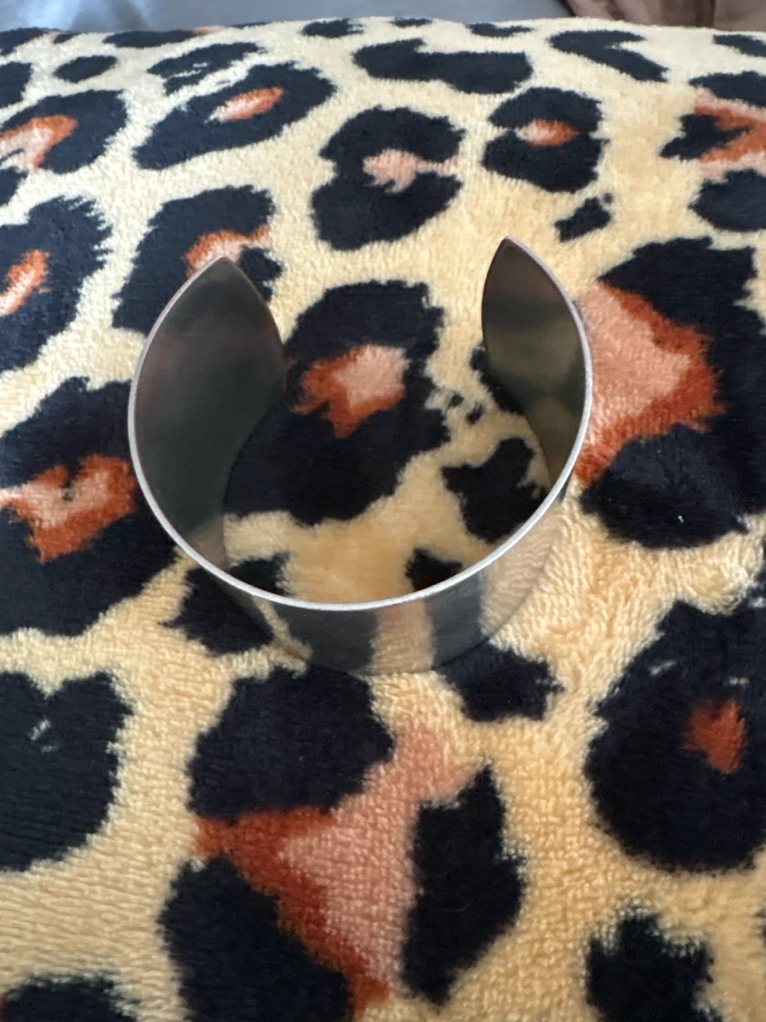 🏈 Minimalist Silver-Tone Cuff Bracelet - photo 2