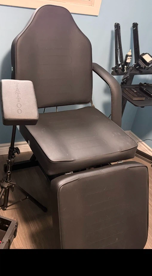 Black Adjustable Tattoo Chair