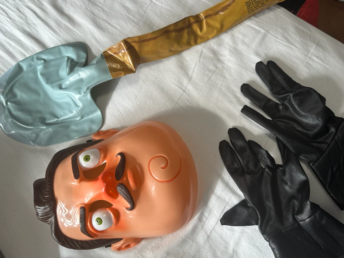 Hello Neighbour: Inflatable Shovel and Costume Mask Set