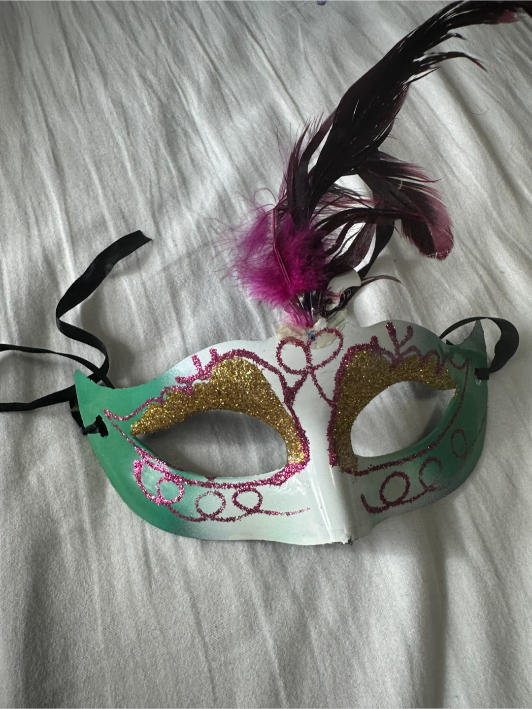 Masquerade mask with feathers