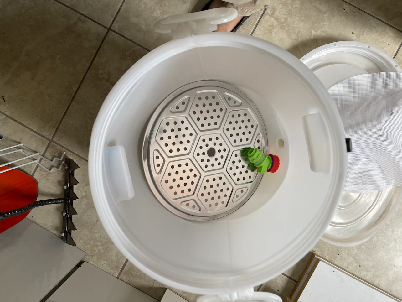 Honey Extractor Bucket with Filter - photo 2