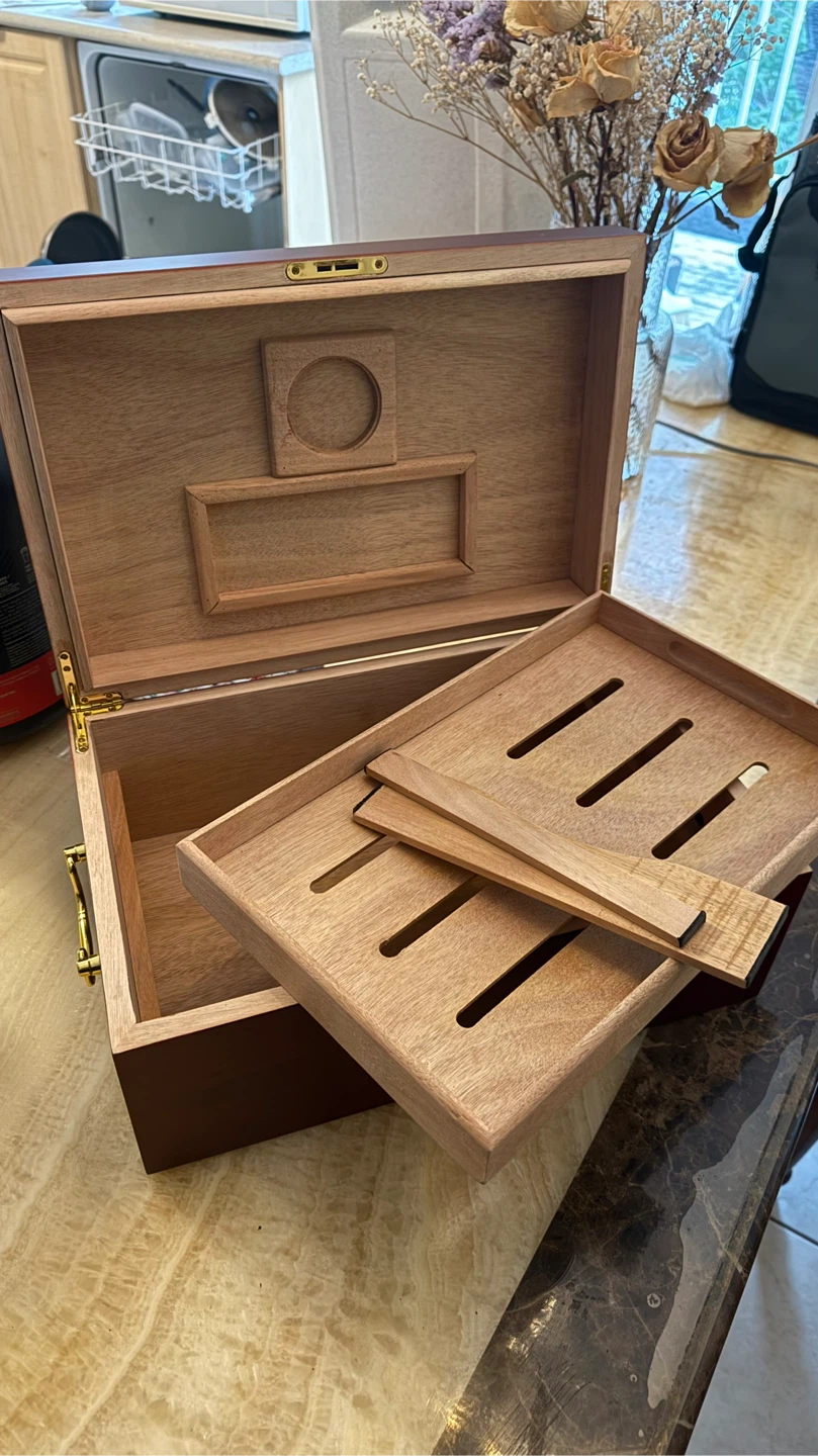 Wooden Cigar Humidor - photo 2